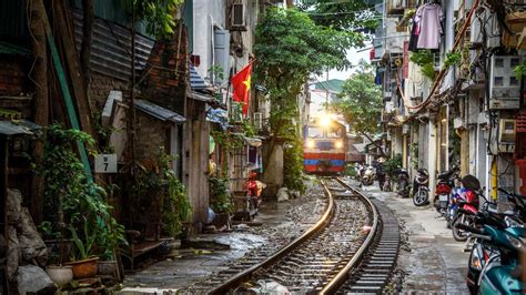  Your Guide to Hanoi: A Journey Through the Soul of Vietnam! - Exploring the Labyrinthine Charm of Hanoi